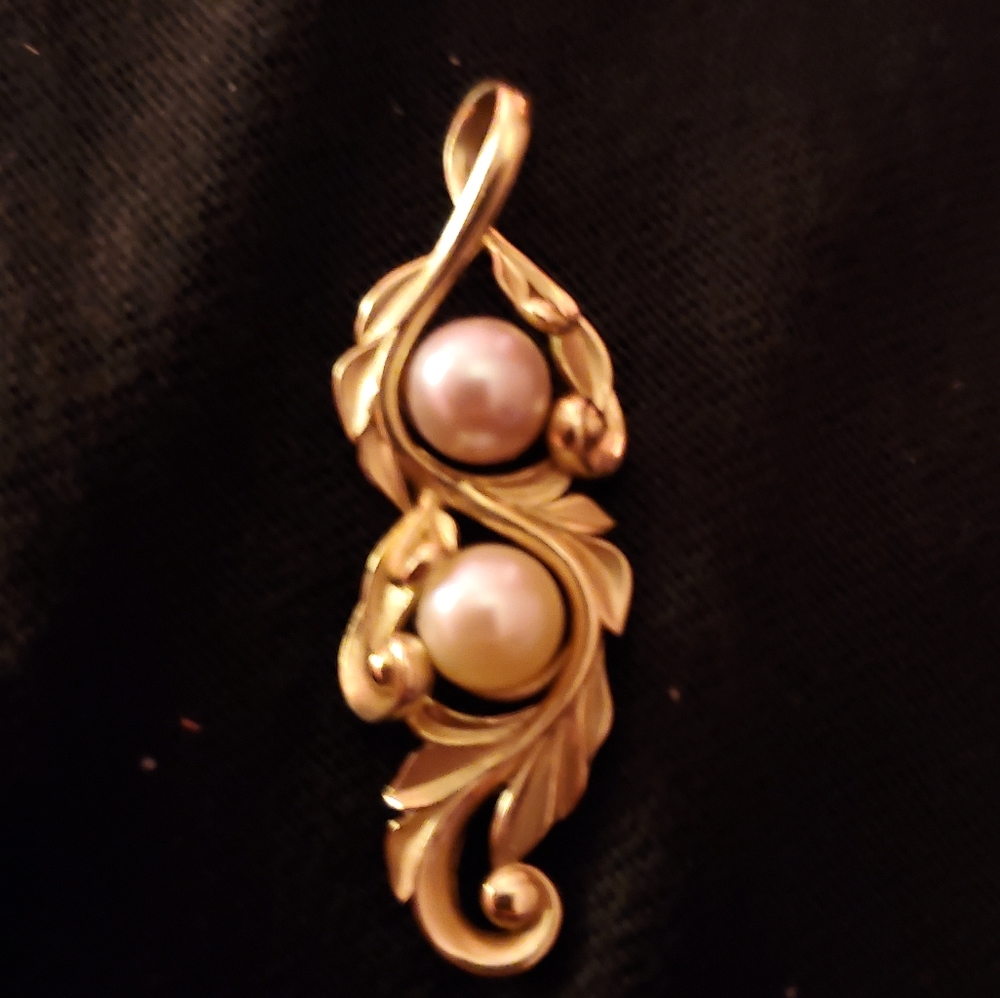 14k yellow gold maile leaf pendant